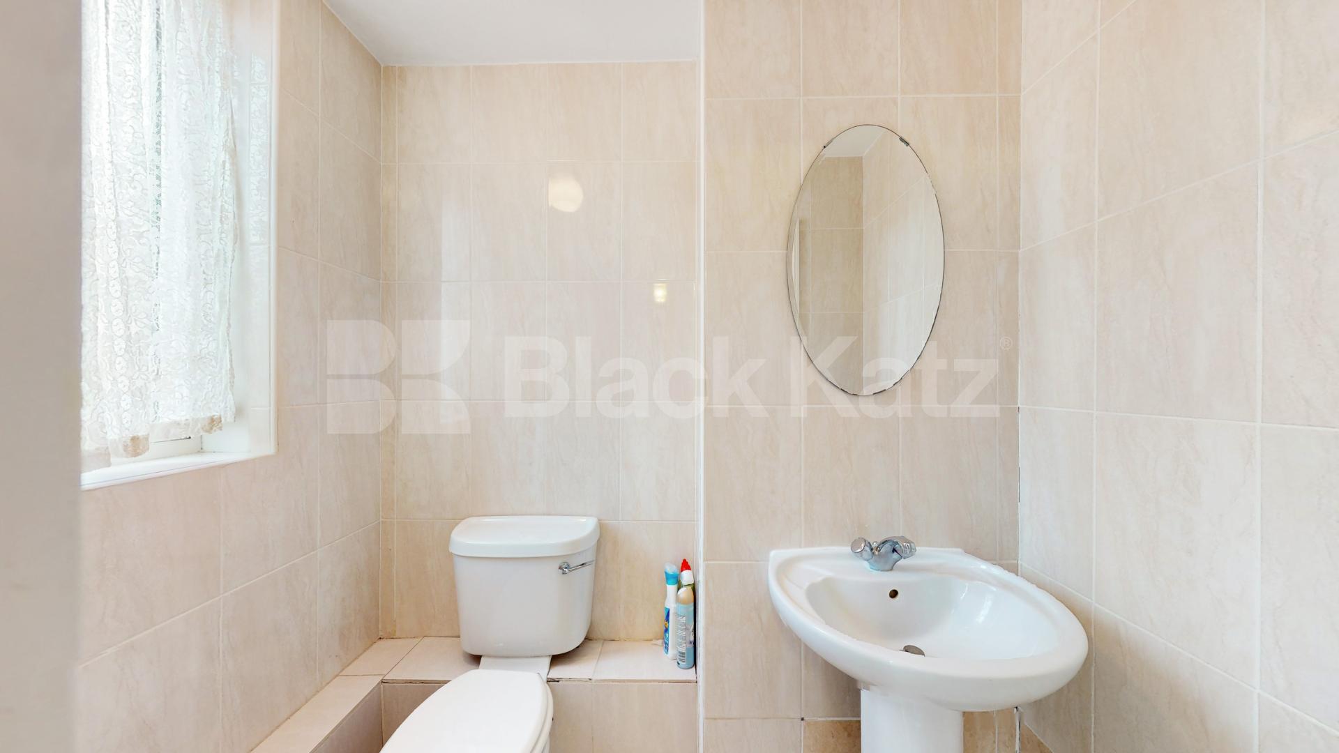 Stylish 2 Bed Split-Level Garden Flat in Prime W10 Location Dowland Street, Queens Park